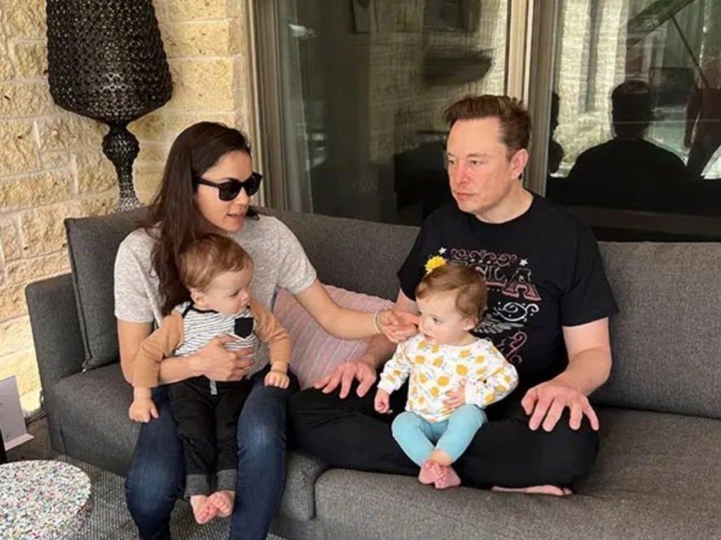 Elon Musk 与 Shivon Zilis 家庭合影
